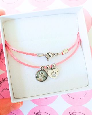 Zákaznice Kristy se líbil saténový náramek s tlapkou. Poprosila mě, jestli bych jí ho nemohla udělat ve verzi náhrdelníku...