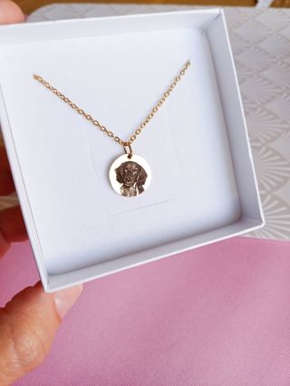 Jedna z krásných objednávek posledních týdnů. Milovaný jezevčík jako dárek od syna pro maminku. 💗 Na eshopu tento řetízek...